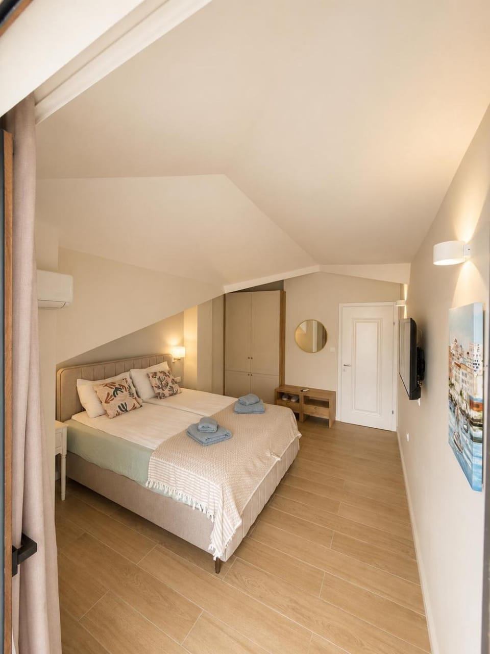Bed, Day, Photo of the whole room, Bedroom, flat iron, hair dryier, wardrobe, air conditioner