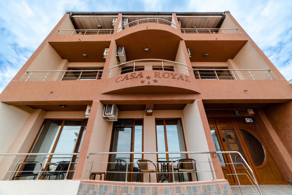 Property building, Day, Balcony/Terrace