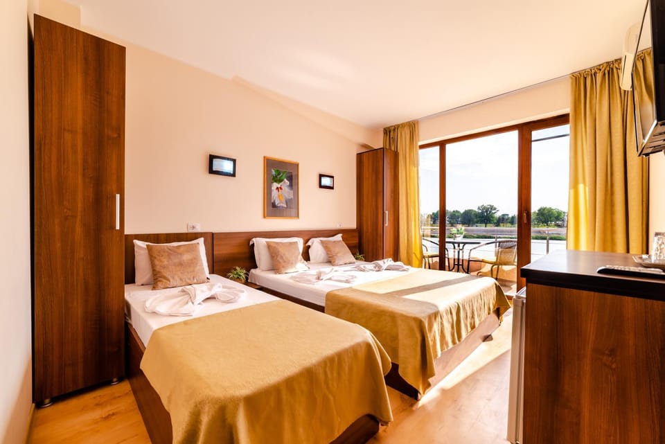 Bed, TV and multimedia, Photo of the whole room, towels