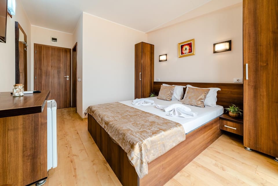 Bed, TV and multimedia, Photo of the whole room, Bedroom, towels