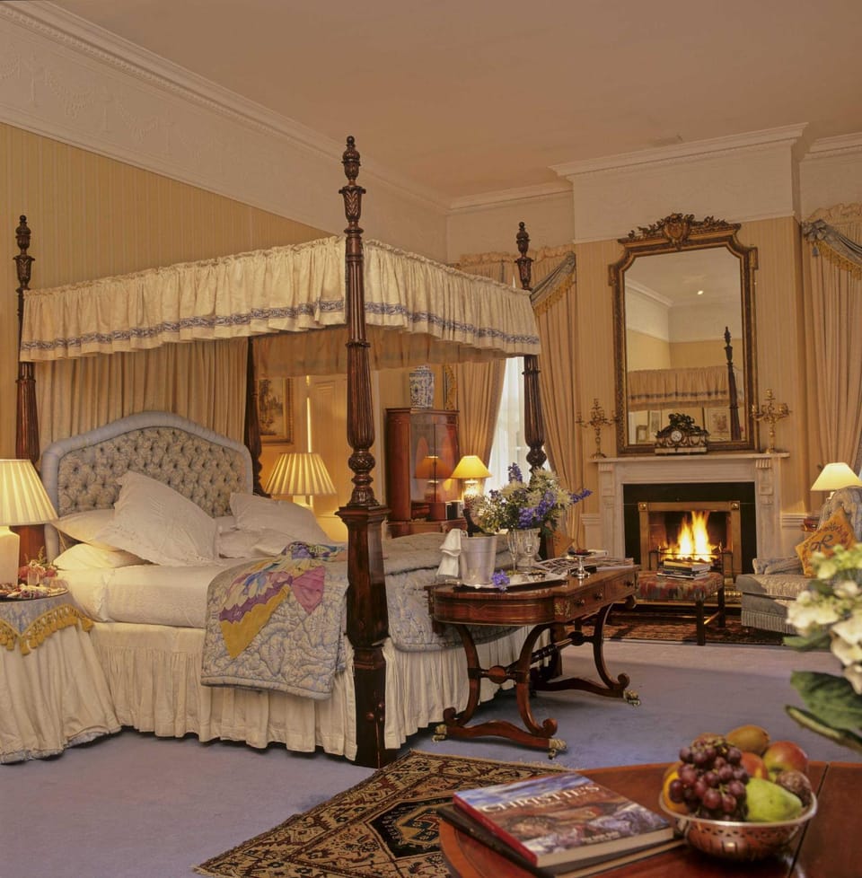 Bed, Photo of the whole room, Seating area