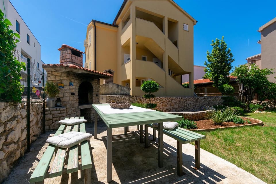 BBQ facilities, Seating area