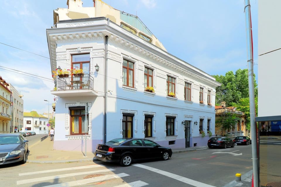 Property building, Nearby landmark, Facade/entrance, Neighbourhood, City view, Street view