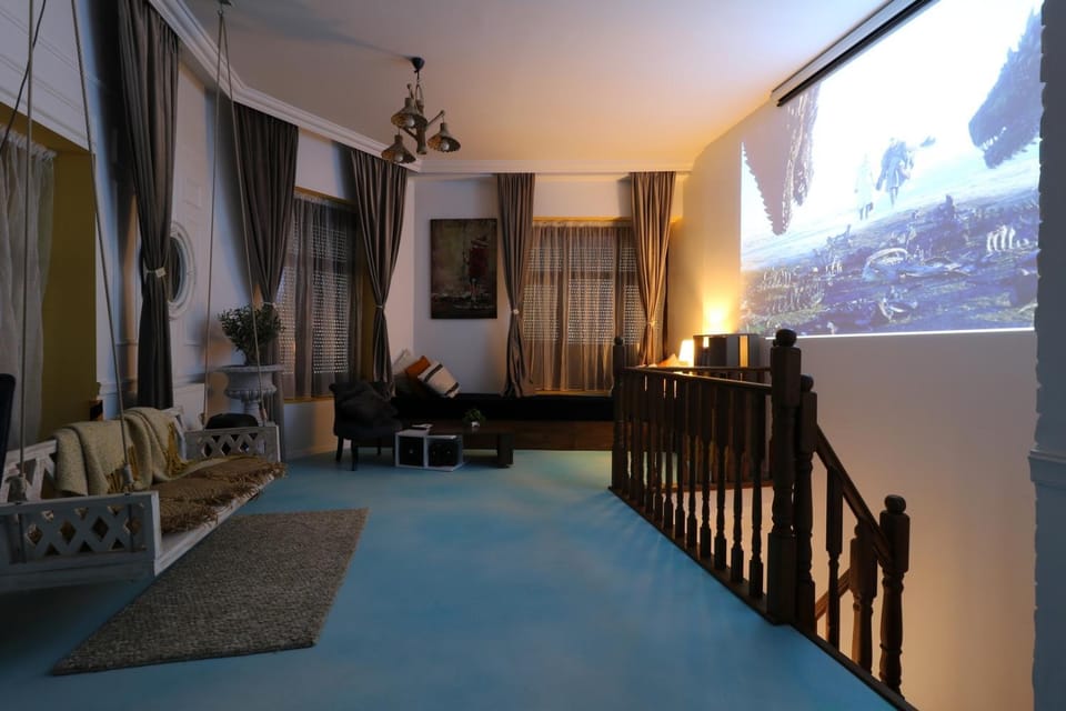 TV and multimedia, Living room, Seating area, Dining area