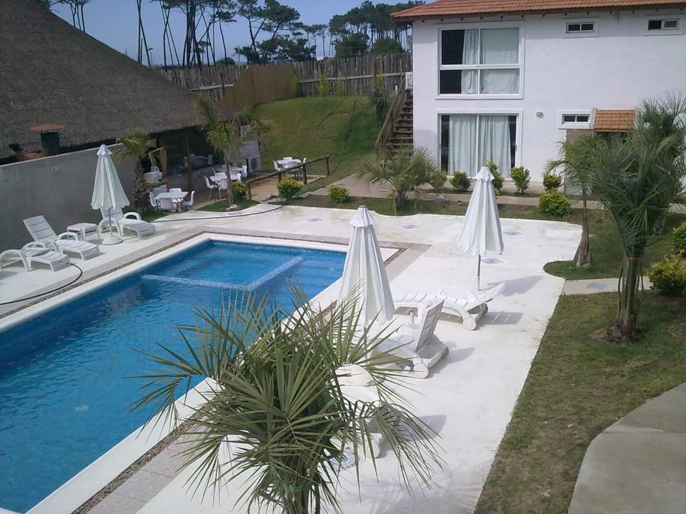 Property building, Patio, Day, Garden, Garden view, Pool view, Swimming pool, Swimming pool, sunbed