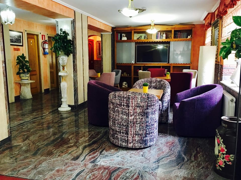 Communal lounge/ TV room, Lobby or reception