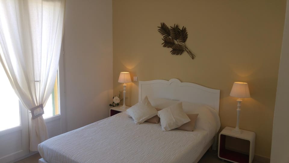 Property building, Photo of the whole room, Decorative detail, Floor plan, Bedroom, On site