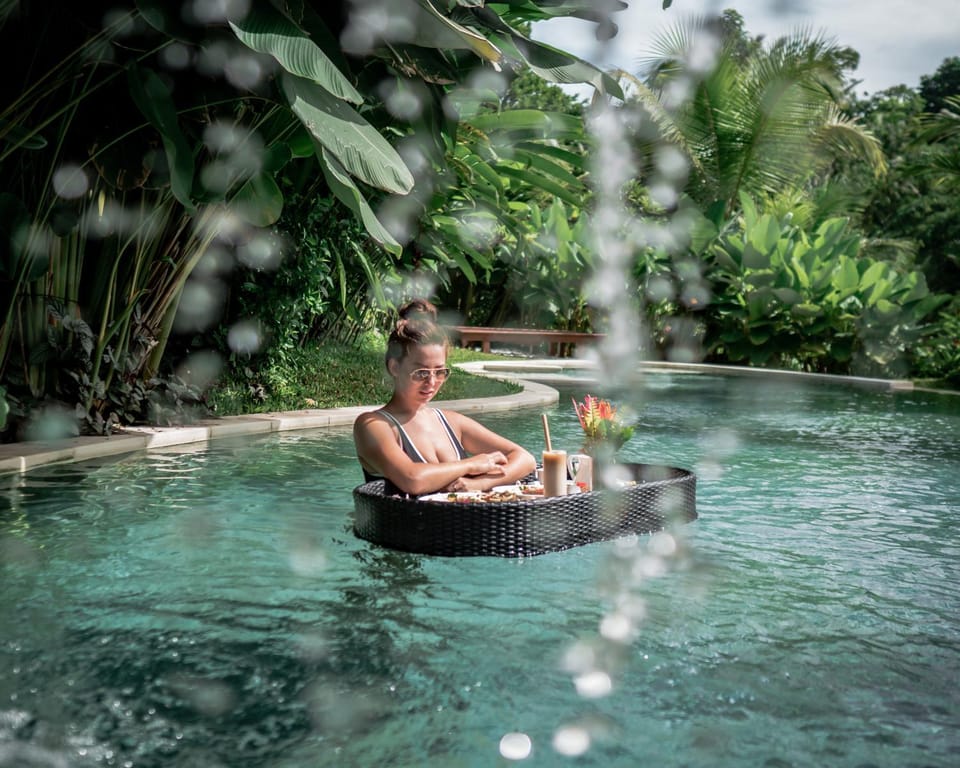 Swimming pool, Breakfast