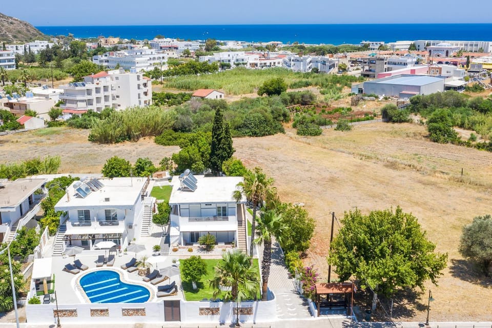 Property building, Nearby landmark, Bird's eye view, City view, Pool view