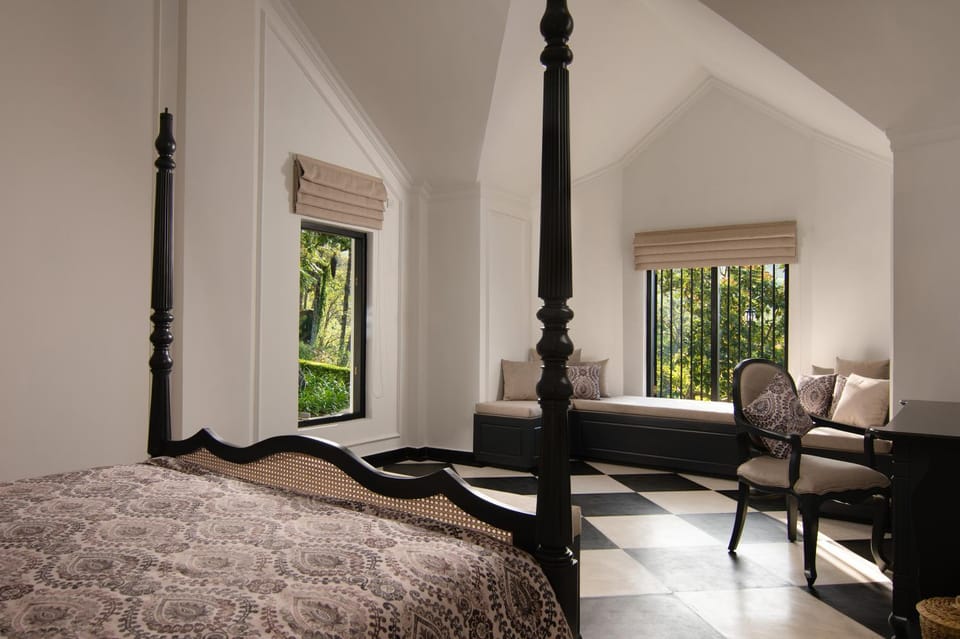 Bed, Photo of the whole room, Seating area, Bedroom