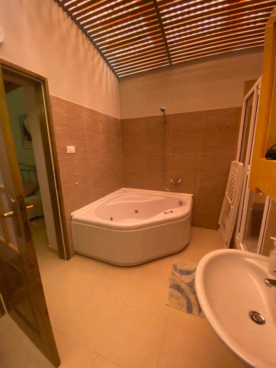 Hot Tub, Bathroom