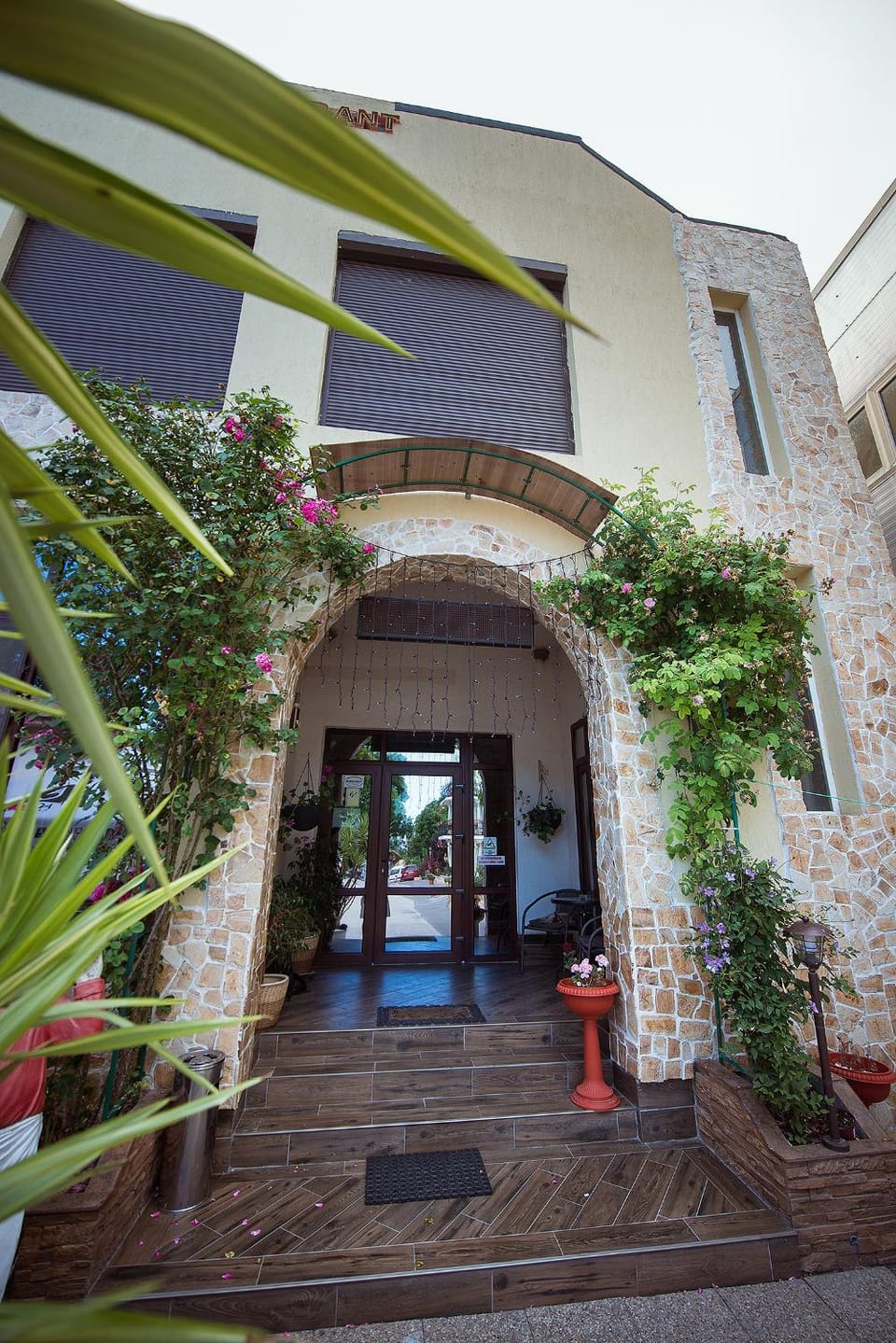 Restaurant/places to eat, Facade/entrance