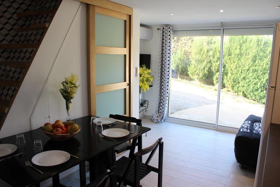 Seating area, Dining area