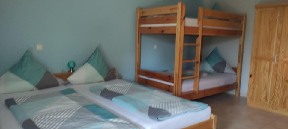 Bedroom, bunk bed