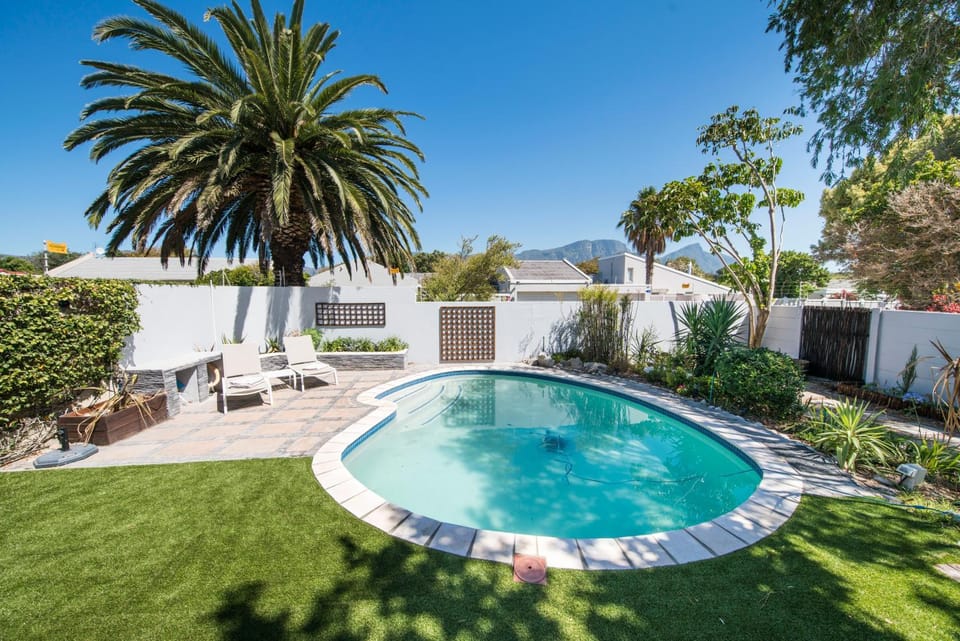 Natural landscape, Garden, Garden, Garden view, Pool view, Swimming pool, Swimming pool, sunbed