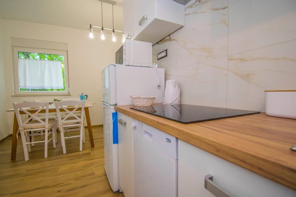 Dining area, kitchen