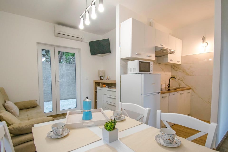 Dining area, kitchen