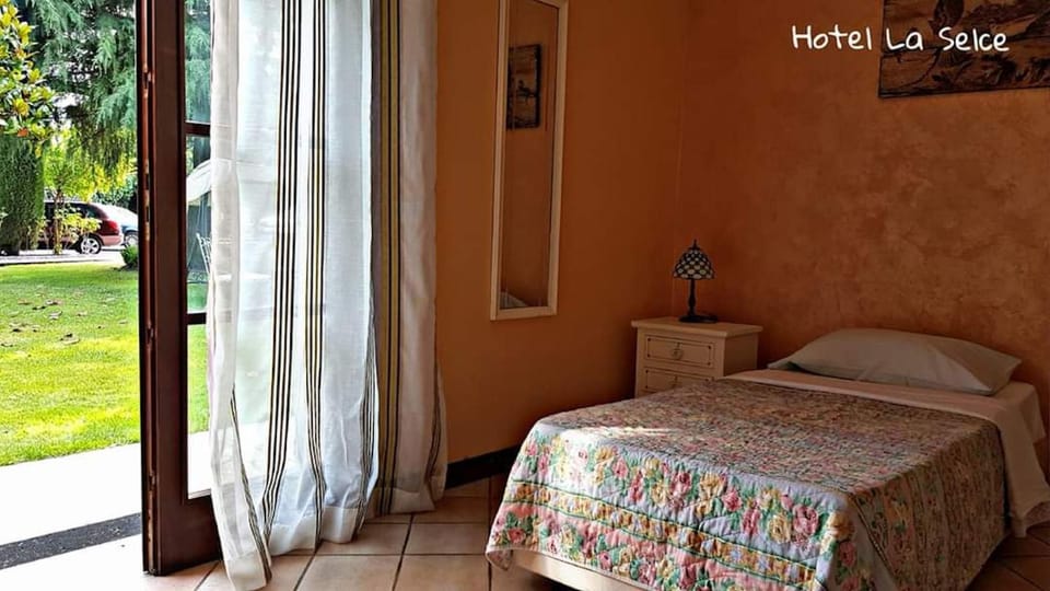 Photo of the whole room, Decorative detail, Garden view