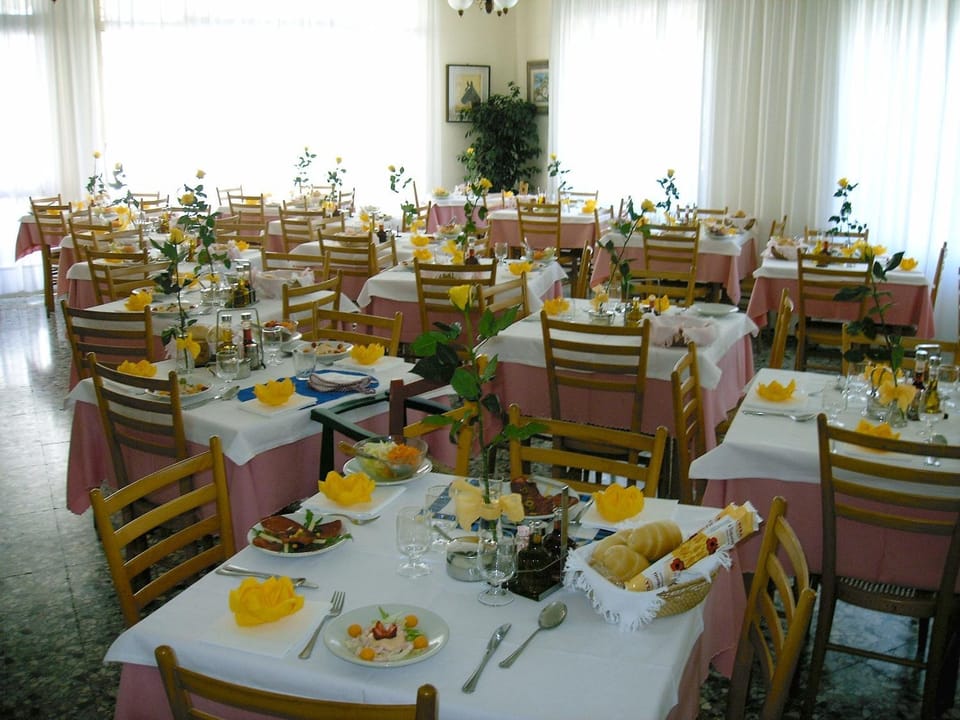 Restaurant/places to eat, Dining area