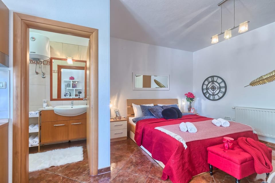 Bed, Bedroom, towels