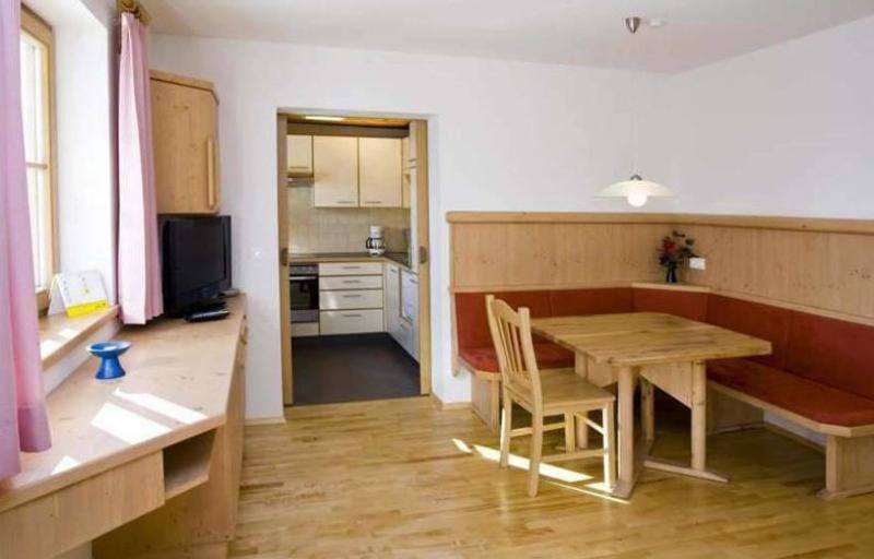 Day, Dining area