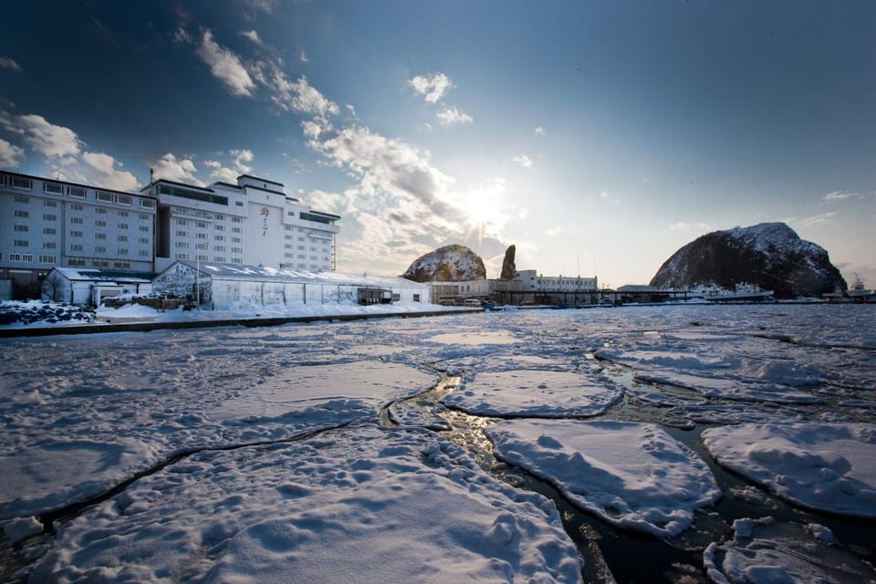 Property building, Facade/entrance, Natural landscape, Winter