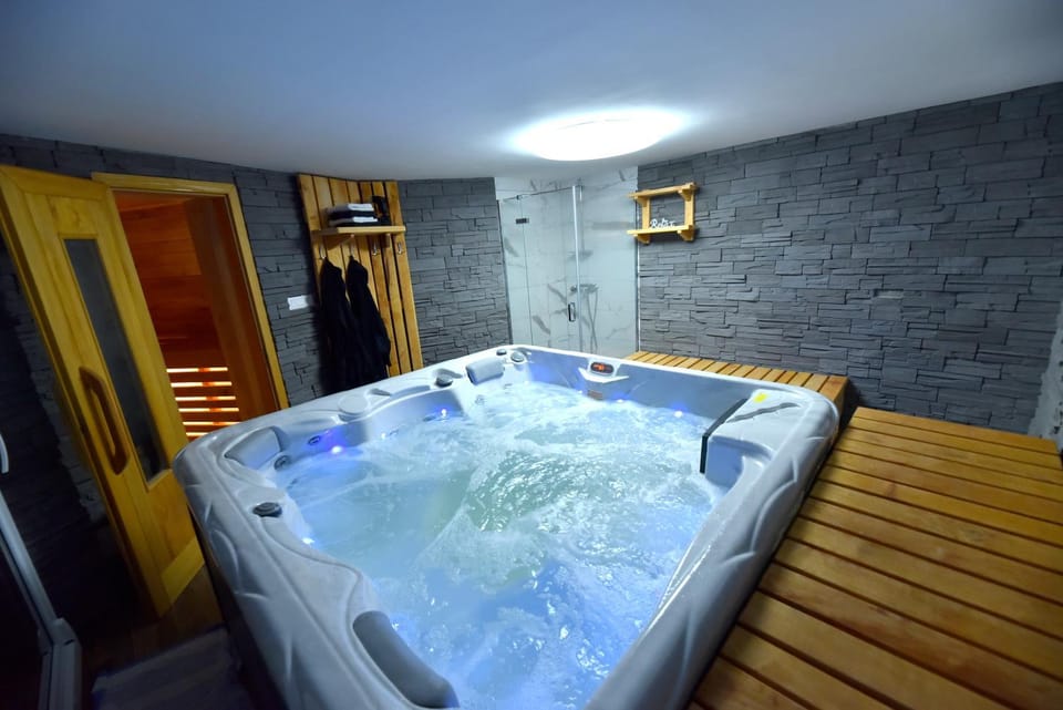 Hot Tub, Hot Tub, Spa and wellness centre/facilities