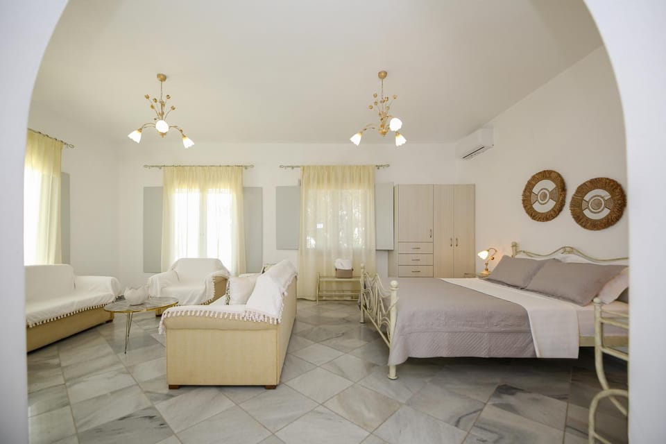 Bed, Living room, Photo of the whole room, Seating area, air conditioner