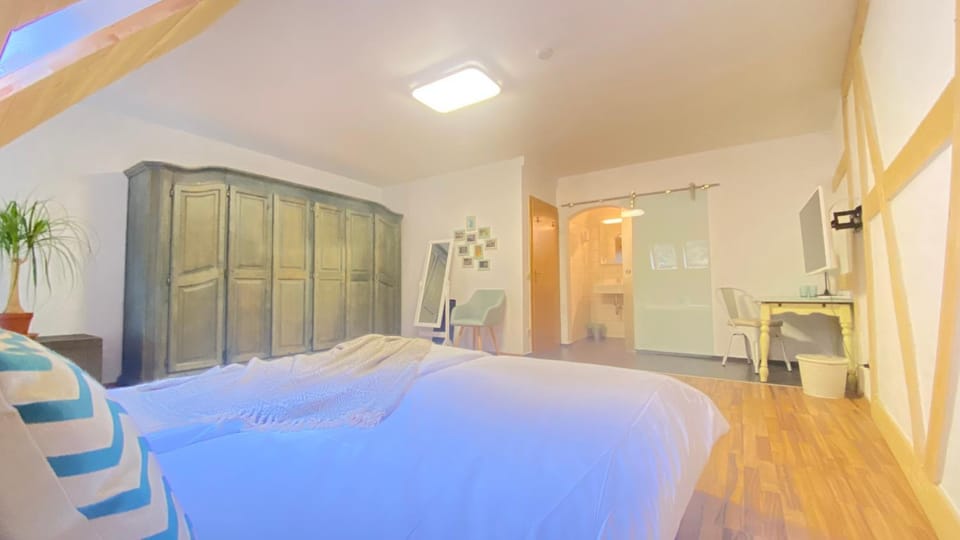 Bed, Photo of the whole room