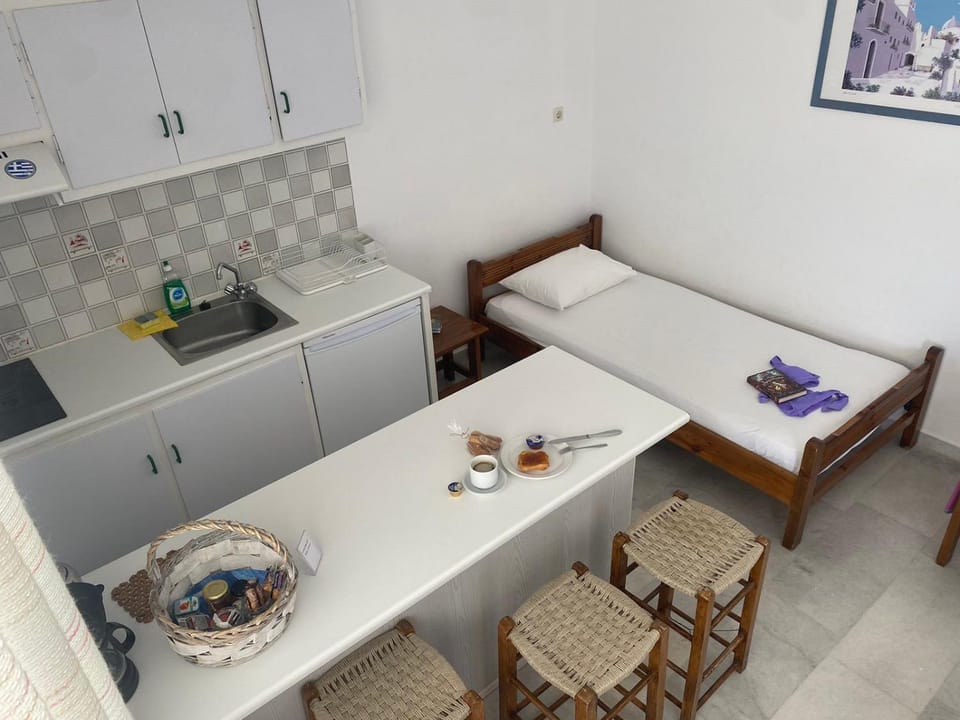 Bed, Kitchen or kitchenette