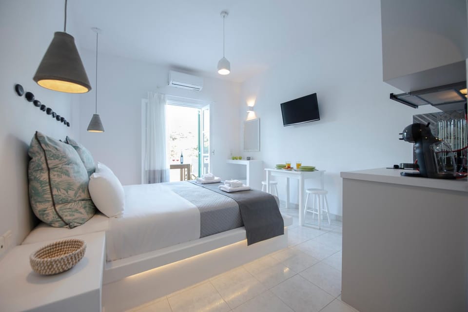Bed, TV and multimedia, Kitchen or kitchenette, Decorative detail, Seating area, Dining area, Bedroom, air conditioner