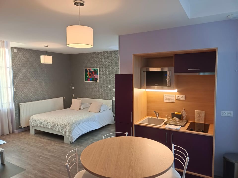 Kitchen or kitchenette, Bedroom, Breakfast, internet, microwave, kitchen, air conditioner