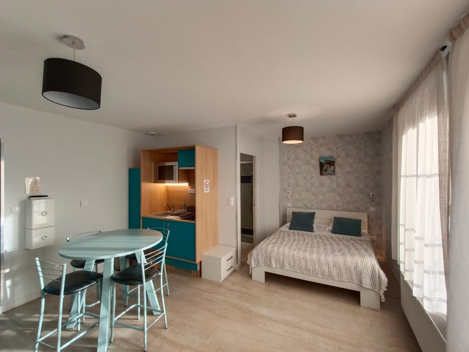 Coffee/tea facilities, Kitchen or kitchenette, Bedroom, Garden view, Breakfast, microwave, stove, kitchen, air conditioner