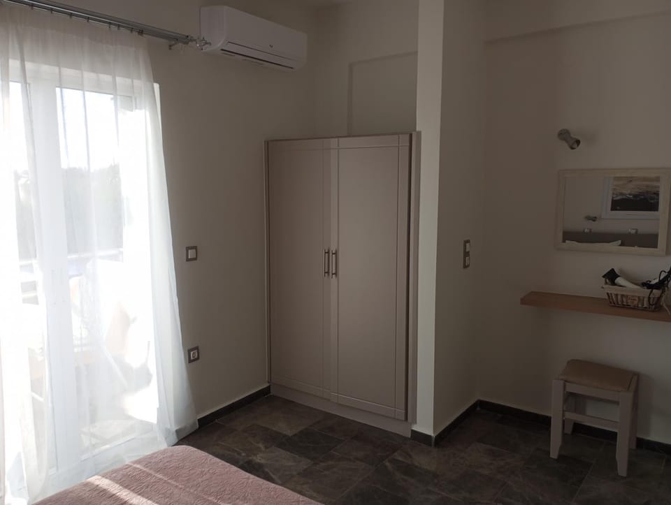 Bedroom, wardrobe, air conditioner