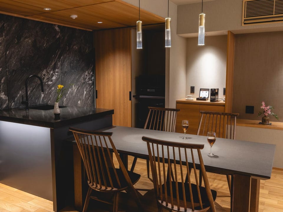 Coffee/tea facilities, Kitchen or kitchenette, Living room, Other, Photo of the whole room, Decorative detail, Dining area, Food, Dinner, group of guests, Family, furniture, storage, washing machine, kitchen