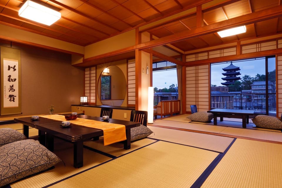 View (from property/room), Living room, Other, Photo of the whole room, Decorative detail, City view, group of guests, Family, furniture