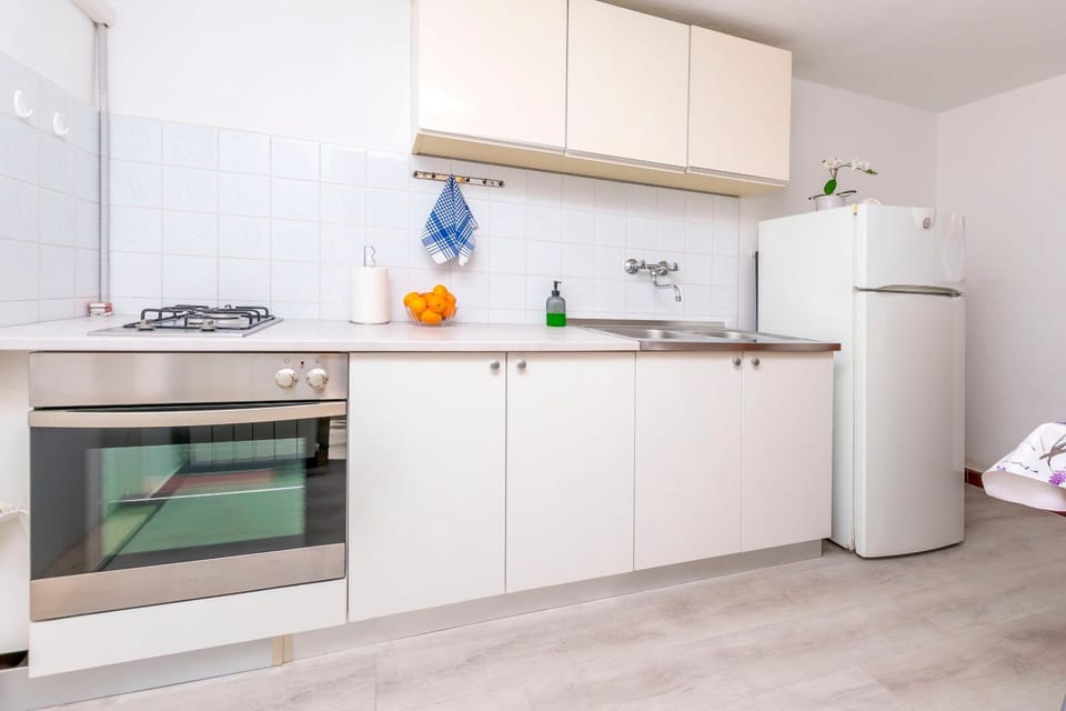 Kitchen or kitchenette, Dining area, oven, stove