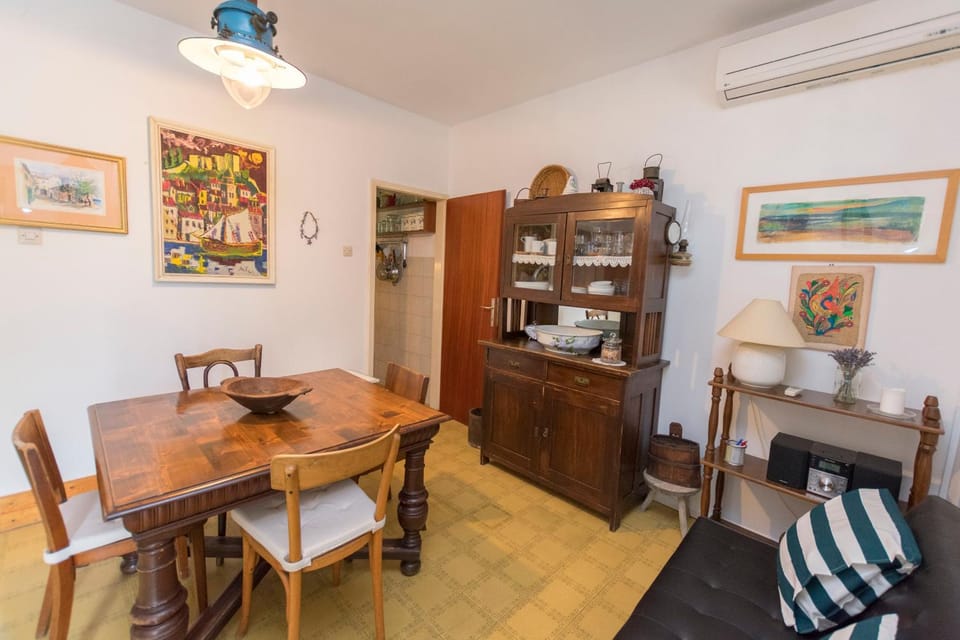 Seating area, Dining area, air conditioner