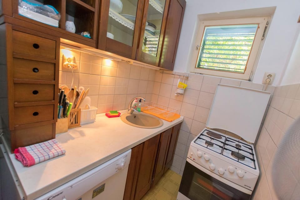 Kitchen or kitchenette, dishwasher, stove