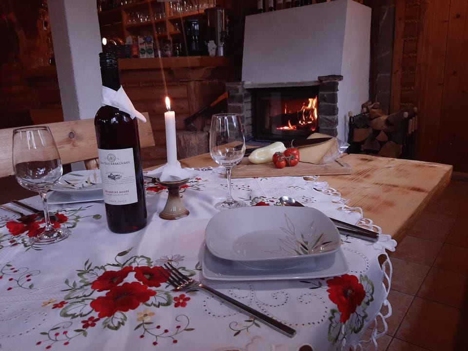 Food and drinks, Dining area, Food, Alcoholic drinks