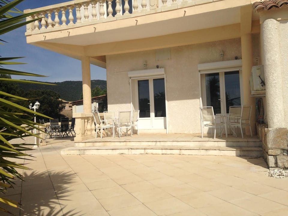 Property building, Day, Decorative detail