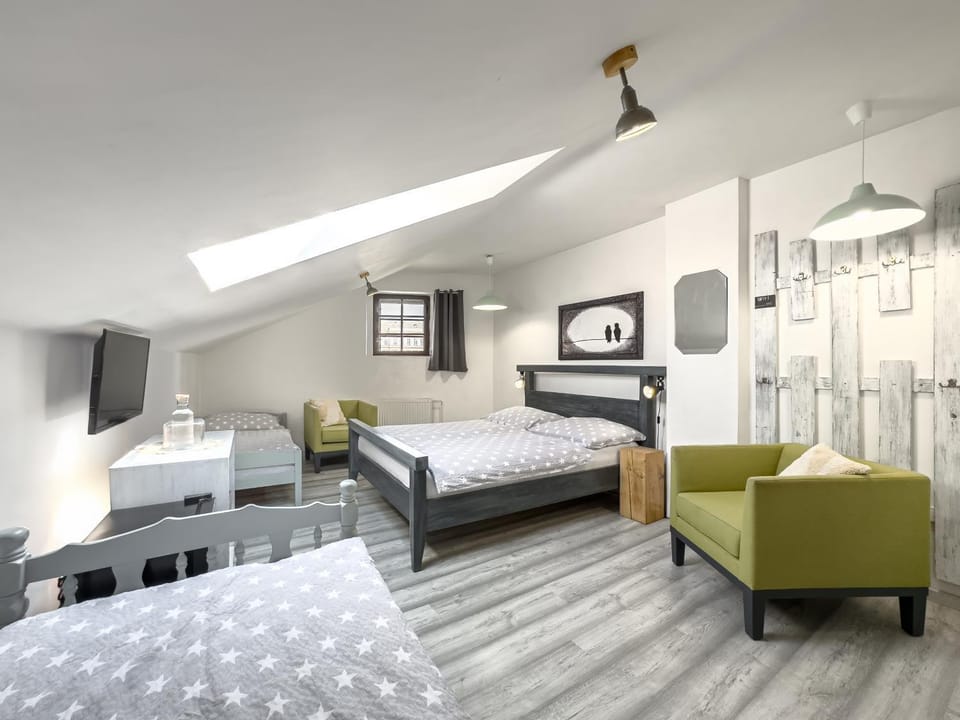 Bed, TV and multimedia, Photo of the whole room, Seating area, Bedroom