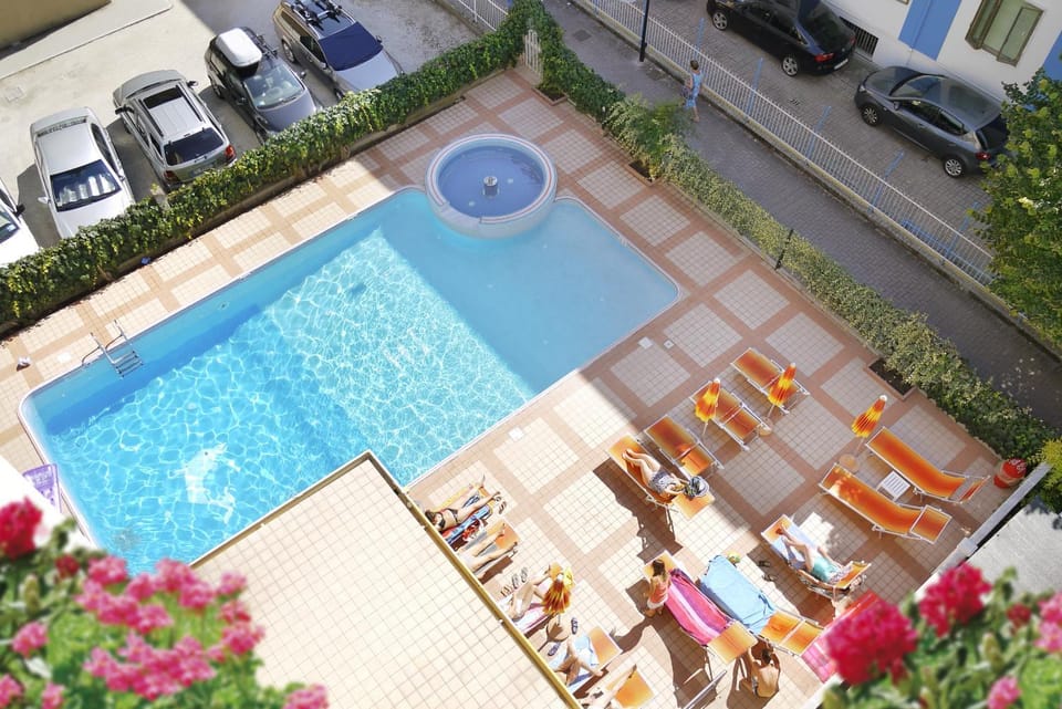 Swimming pool, Swimming pool