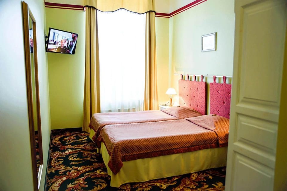 Bed, TV and multimedia, Bedroom