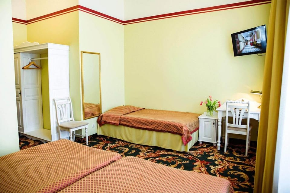Bed, Living room, Photo of the whole room, Bedroom