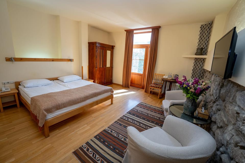 Bed, TV and multimedia, Photo of the whole room, Seating area, Bedroom, Guests