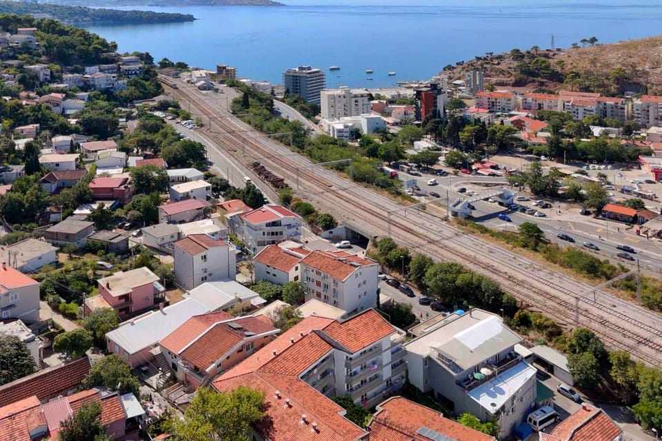 Day, Neighbourhood, Natural landscape, Bird's eye view, City view, Sea view, Street view, Location
