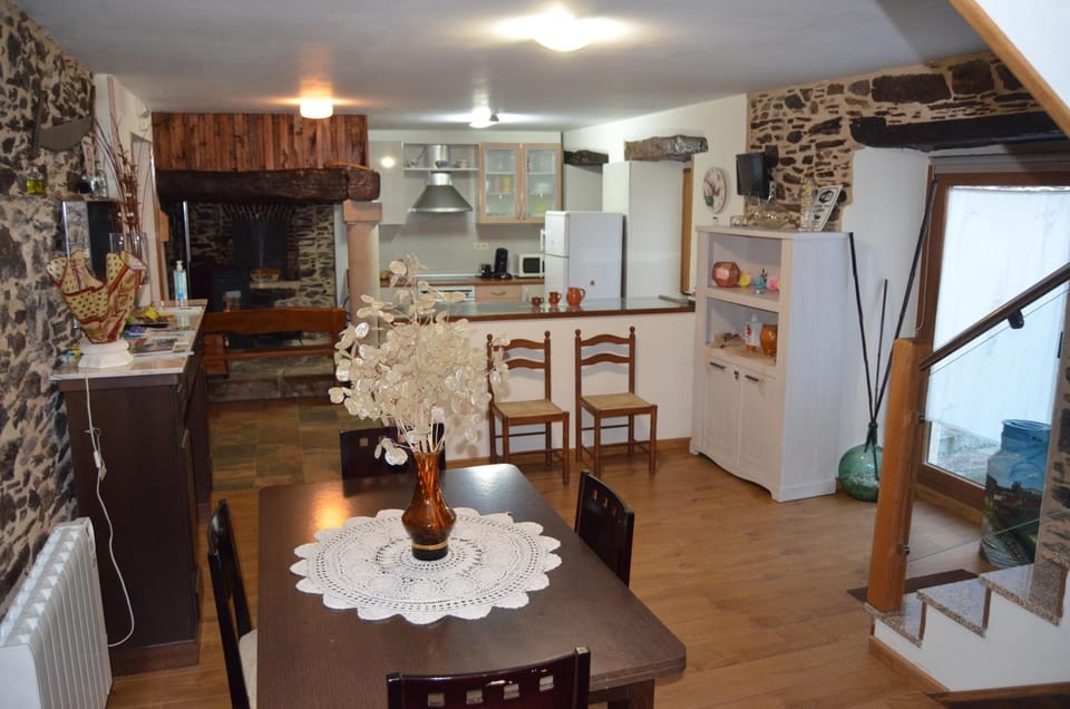 Kitchen or kitchenette, Living room, Seating area, Dining area, minibar