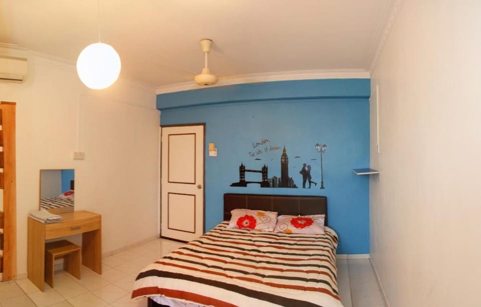 Photo of the whole room, Bedroom