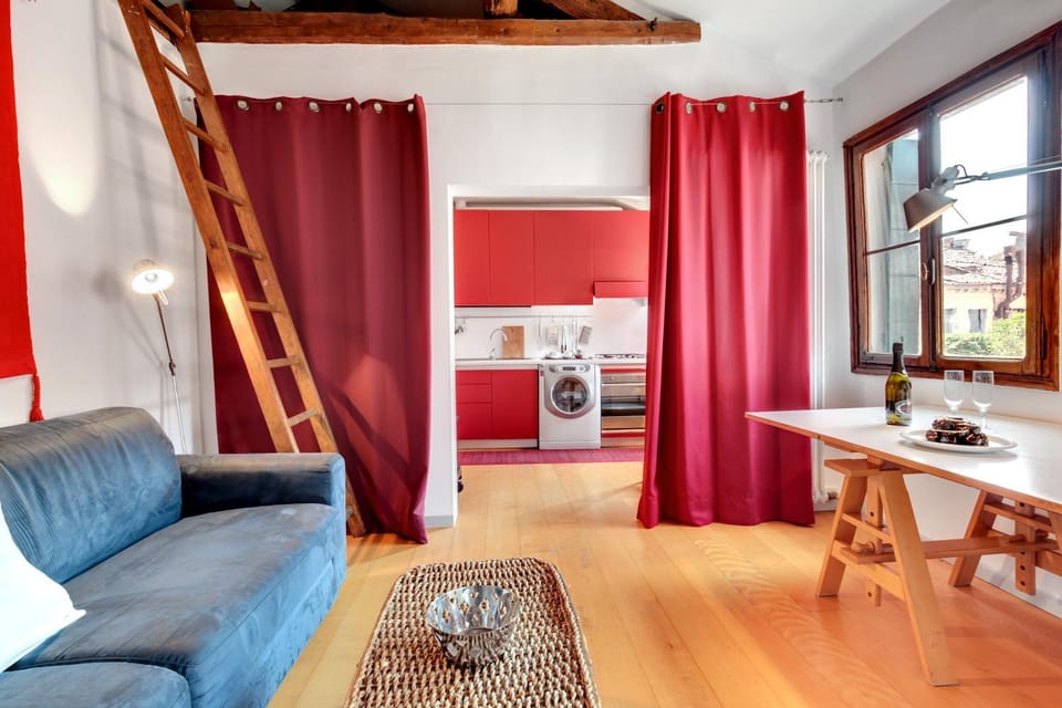 Bragora Smoochy Attic In Venice Apartment in Venice